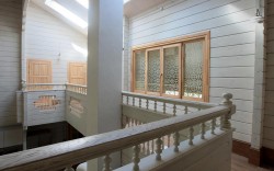 Деревянная лестница и двери для загородного дома