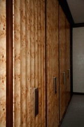 Встроенные коридорные шкафы из шпона корня Карельской березы