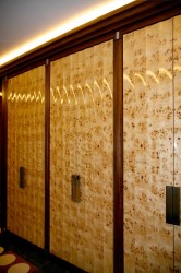 Встроенные коридорные шкафы из шпона корня Карельской березы