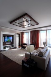 Потолочный светильник и мебель для гостиной