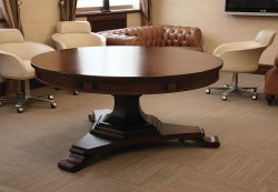 Большой стол в переговорной выполнен из вишни