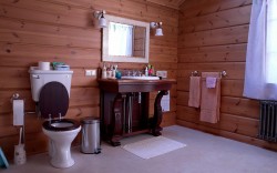 Интерьер ванной комнаты загородного дома