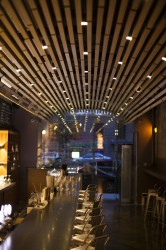 Потолочная конструкция из дерева и барная стойка для ресторана