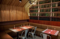 Стеновые панели из деерва и мебель для ресторана