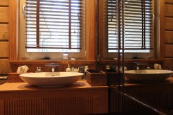 Интерьер ванной комнаты из дерева