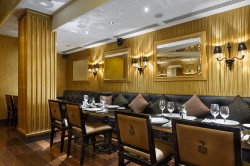 Стулья с пиковкой, столы и диваны для ресторана Barlotti