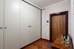 Шкаф для одежды и входные двери