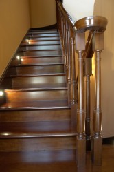 Поворотная лестница с забежными ступенями