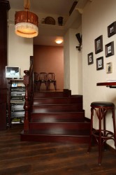 Деревянная лестница для ресторана