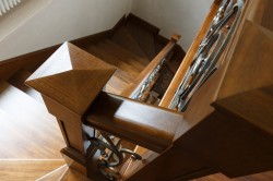 Столбы для лестницы из ореха