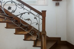 Лестница с коваными ограждениями