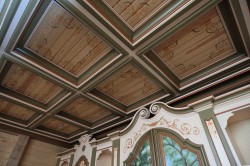 Кессонный потолок из вишни с разными видами обработки